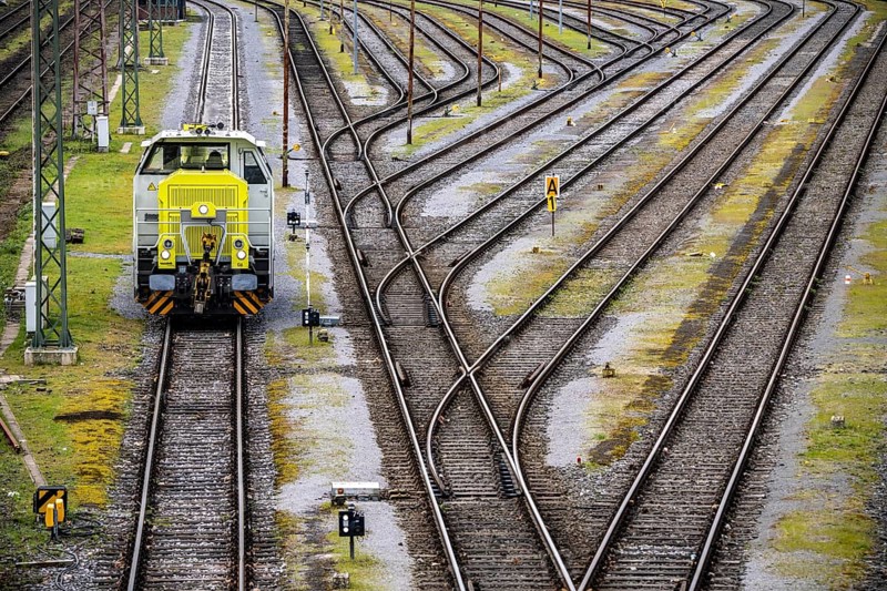 Shunting locomotive, diesel locomotive, Captrain G6, private railway company, at the Mülheim-Styrum marshalling yard, on the railway line between Mülheim an der Ruhr, and Duisburg, busy railway line, for local and long-distance traffic, freight traffic, North Rhine-Westphalia, Germany, Europe