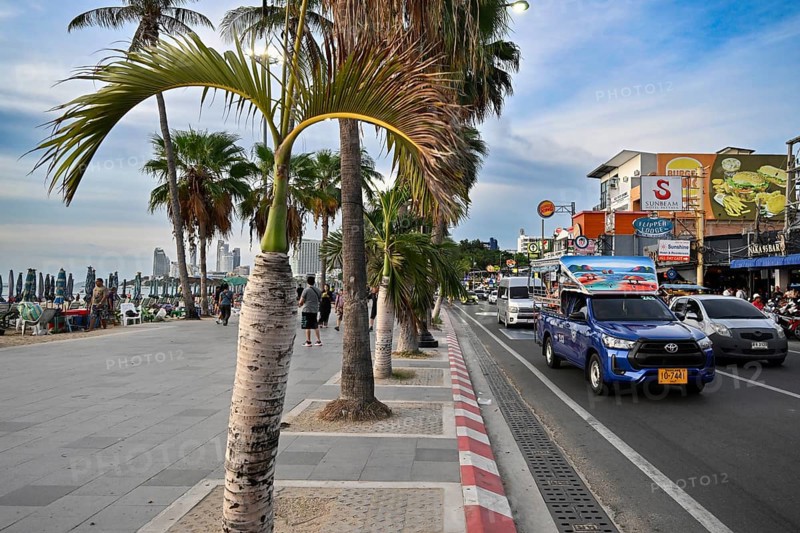 Pedestrian zone and road traffic, Beach Road Pattaya, Thailand, Asia