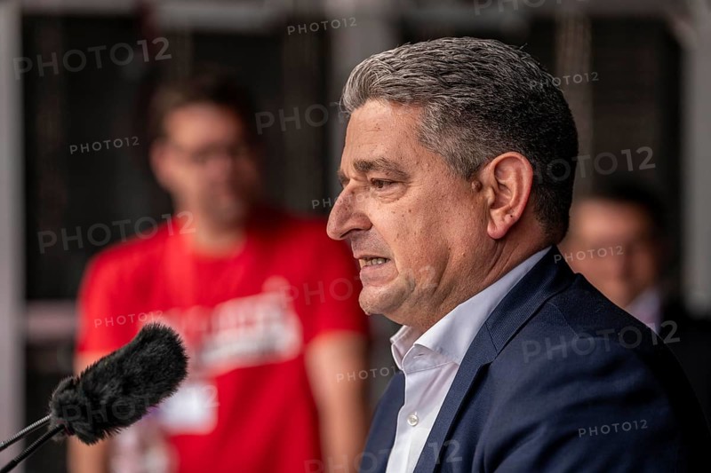 Demonstration of many thousands of steelworkers in front of the ThyssenKrupp headquarters in Essen, against massive job cuts, after the participation of a foreign investor in the company, massive criticism of CEO Miguel Lopez, here during his speech, North Rhine-Westphalia, Germany, Europe