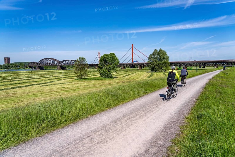 Rhine meadows near Duisburg-Beeckerwerth, footpath, cycle path on the Rhine dyke, cycle path, Beeckerwerth motorway bridge over the Rhine, A42, Haus-Knipp railway bridge, North Rhine-Westphalia, Germany, Europe