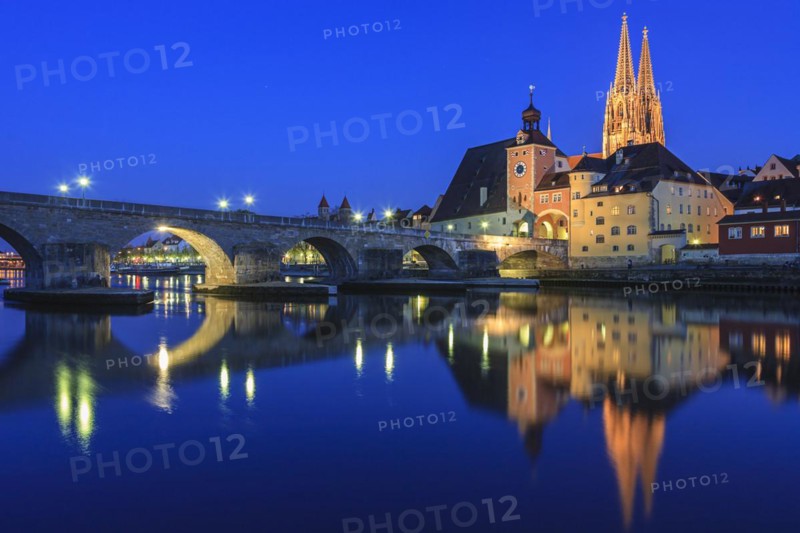 Church and bridge reflected in river, twilight, moon, idyllic, Regensburg Cathedral and stone bridge, Regensburg, Danube, Bavaria, Germany, Europe
