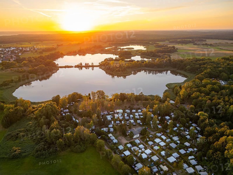 The Bad Sonnenland holiday resort is idyllically nestled between meadows and forests right by the Dippelsdorf pond. Various holiday homes, tent pitches and campsites await your guests in the beautiful, unspoilt grounds. The spacious area offers a wide range of facilities for an eventful and relaxing holiday, Camping Bad Sonnenland near Moritzburg, Moritzburg, Saxony, Germany, Europe