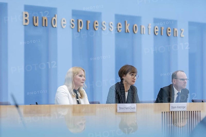 Bettina Stark-Watzinger (FDP), Federal Minister of Education and Research, and Christine Streichert-Clivot (SPD), Minister of Education and Culture of the Saarland and President of the Standing Conference of the Ministers of Education and Cultural Affairs, at a press conference on the signing of the Startchancen programme, at the Haus der Bundespressekonferenz in Berlin, 04.06.2024