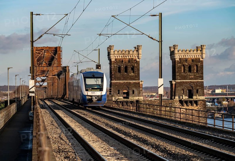 Regional train on the Duisburg-Hochfeld railway bridge between the districts of Rheinhausen and Hochfeld, over the river Rhine, in Duisburg, Connects the Ruhr area with the Aachen region, Passenger trains and goods trains, North Rhine-Westphalia, Germany, Europe