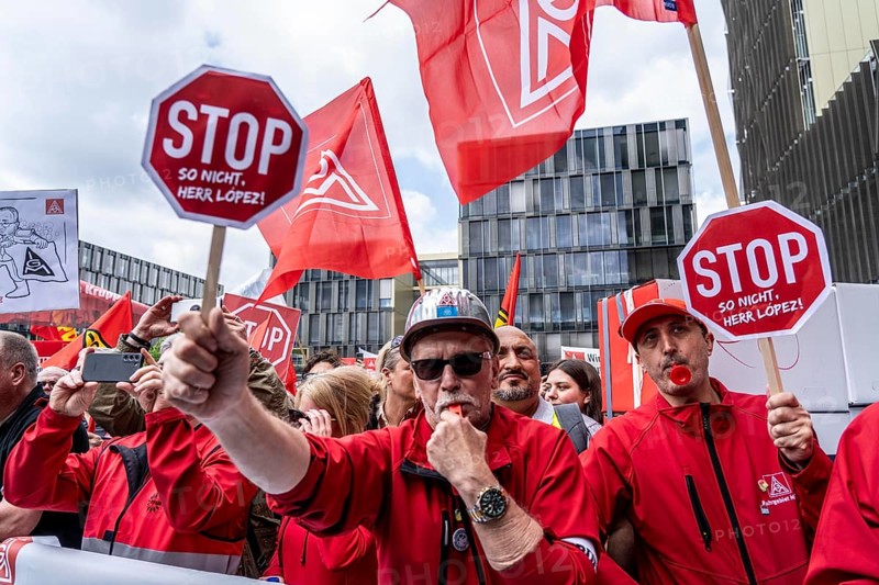 Demonstration by many thousands of steelworkers in front of the ThyssenKrupp headquarters in Essen against massive job cuts following the involvement of a foreign investor in the company, massive criticism of Group CEO Miguel Lopez, North Rhine-Westphalia, Germany, Europe
