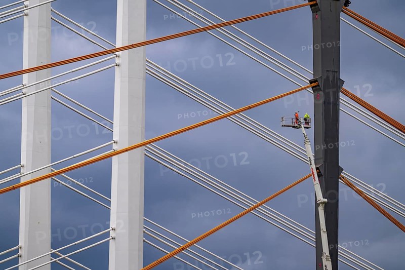 The new Rhine bridge Neuenkamp, the A40, white pillar ropes, and the old motorway bridge, which is being dismantled, preparation for demolition, workers on cherry pickers measure, mark the old bridge pillar, Duisburg, North Rhine-Westphalia, Germany, Europe