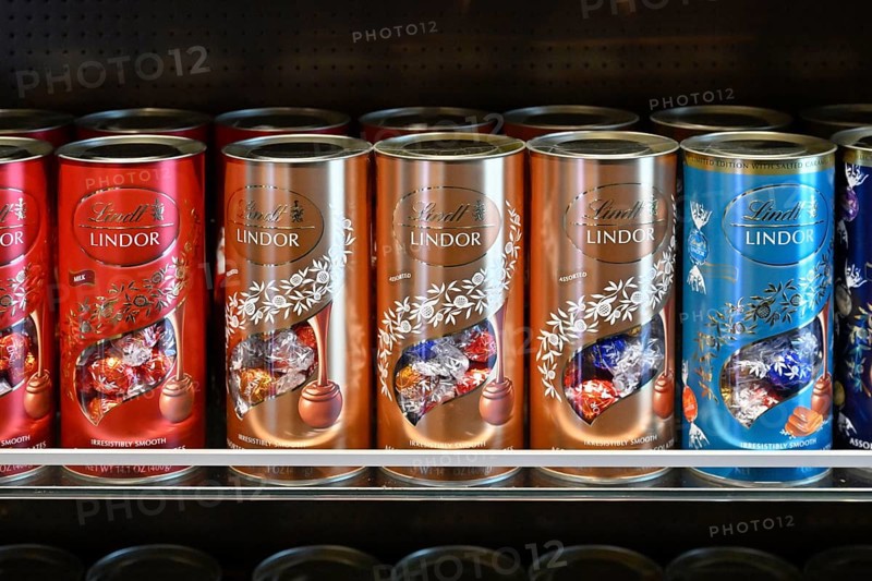 Lindth Lindor display shelf