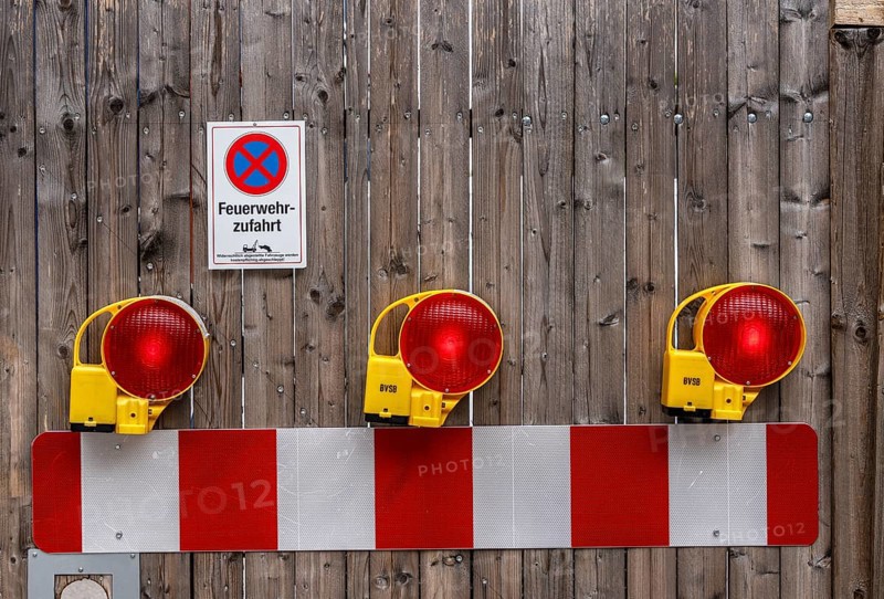 Nissen lights and warning banners, Unter den Linden, Brandenburg Tor, Berlin, Germany, Europe