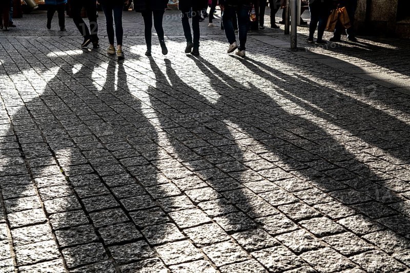Pedestrians in a pedestrian zone, winter, long shadows, Dortmund, North Rhine-Westphalia, Germany, Europe