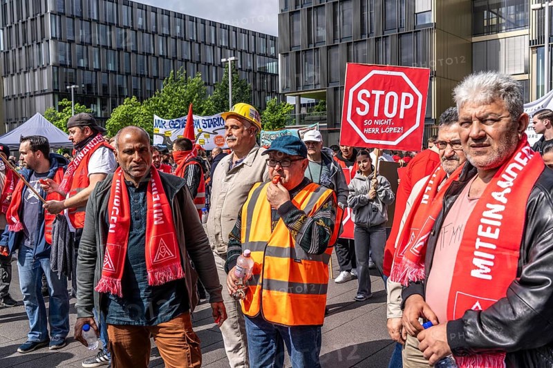 Demonstration by many thousands of steelworkers in front of the ThyssenKrupp headquarters in Essen against massive job cuts following the involvement of a foreign investor in the company, massive criticism of Group CEO Miguel Lopez, North Rhine-Westphalia, Germany, Europe