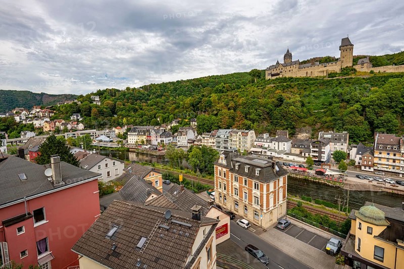The town of Altena in the Sauerland, MÃ¤rkischer Kreis, Altena Castle, the first German youth hostel, on the River Lenne, North Rhine-Westphalia, Germany, Europe