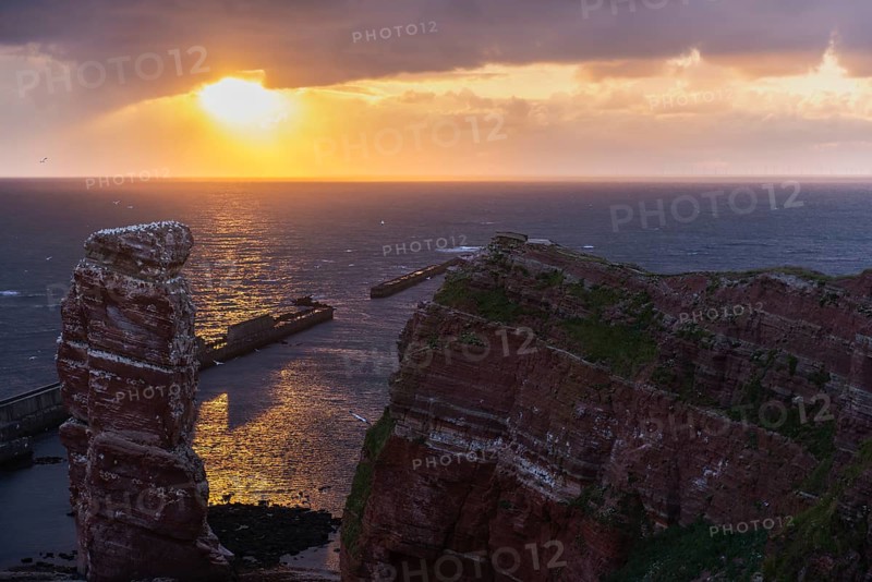 Evening shot, Lange Anna Felsen, red sandstone cliff, Lummenfelsen, cloudy sky, Helgoland Oberland, Helgoland, Schleswig-Holstein, Germany, Europe