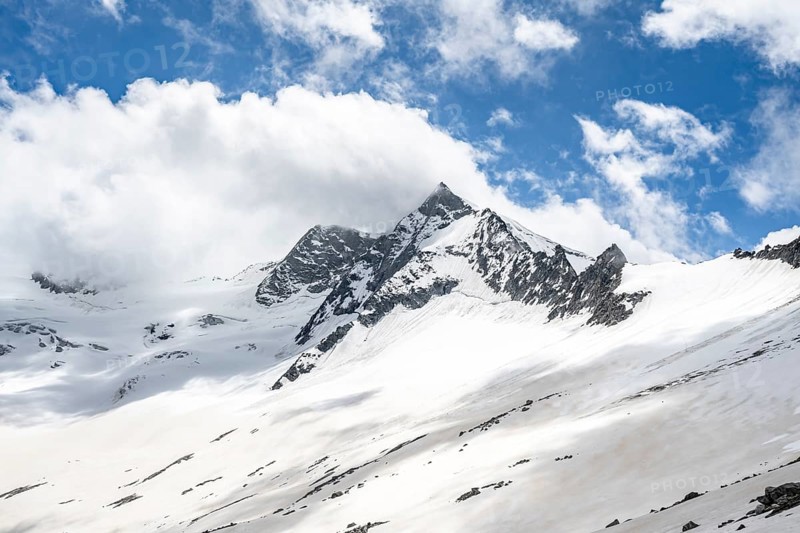 Mountain landscape of rock and ice, glaciated mountain peak GroÃŸer Möseler, glacier Waxeggkees, Berliner Höhenweg, Zillertal Alps, Tyrol, Austria, Europe
