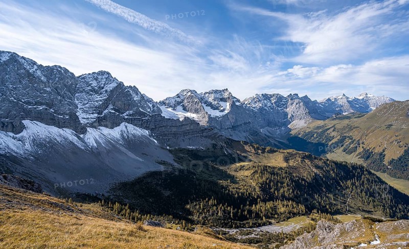 Mountain panorama with steep rocky peaks, view of Laliderspitze, Dreizinkenspitze and Spritzkarspitze peaks, Hahnkampl peak, Engtal, Karwendel, Tyrol, Austria, Europe