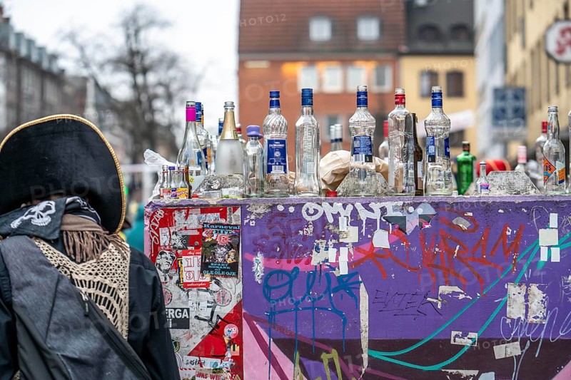 Rose Monday parade in Düsseldorf, alcohol consumption, drinking of high-proof spirits, North Rhine-Westphalia, Germany, Europe