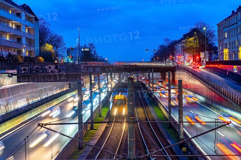 The Hausackerbrücke, inner-city road bridge over the A40 motorway and the U18 light rail line, between Essen-Frohnhausen and Holsterhausen, extensively renovated in 2018, is already dilapidated again and has to be demolished, to be rebuilt in 2026, for which the A40 motorway and the tram line must be closed, North Rhine-Westphalia, Germany, Europe
