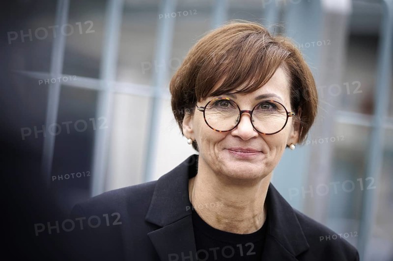 Bettina Stark-Watzinger, Federal Minister of Education and Research, gives a press statement in front of the Federal Chancellery after the handover of the 2024 Report of the Commission of Experts for Research and Innovation (EFI) . Berlin, 28 February 2024