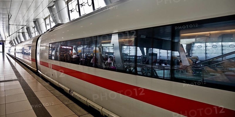 Intercity-Express ICE on the platform at the long-distance railway station, airport, Frankfurt am Main, Hesse, Germany, Europe
