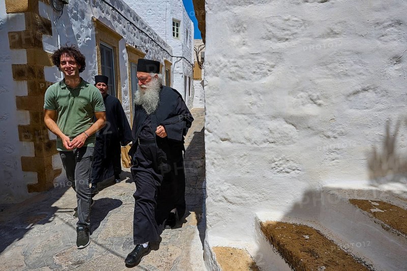 Course between a priest in black clothes and a younger man, narrow white alley, sunny atmosphere, Chora, main town Patmos, Patmos, Old Town, Dodecanese, Greek Islands, Greece, Europe