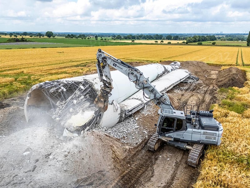 Demolished tower of a 20 year old wind turbine, in the Werl wind farm, 5 old Enercon E-66 turbines are demolished, 2 new Siemens SG6.6-170 wind turbines replace them, the 2 new wind turbines produce twice as much energy, 12 MW power, as the 5 old wind turbines, called repowering, demolition work, Werl, North Rhine-Westphalia, Germany, Europe