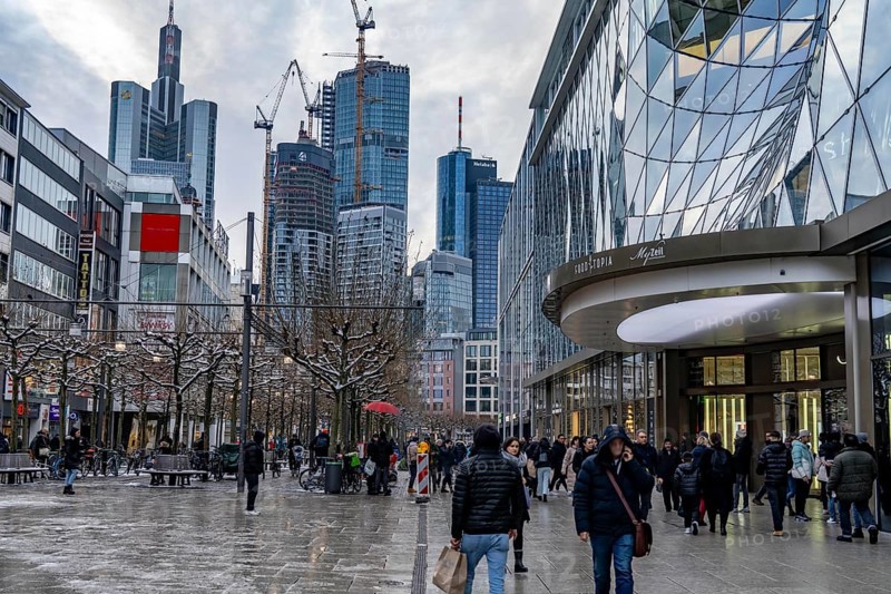 Zeil shopping street, pedestrian zone, winter weather, city centre skyline, banking district, people shopping, Frankfurt am Main, Hesse, Germany, Europe