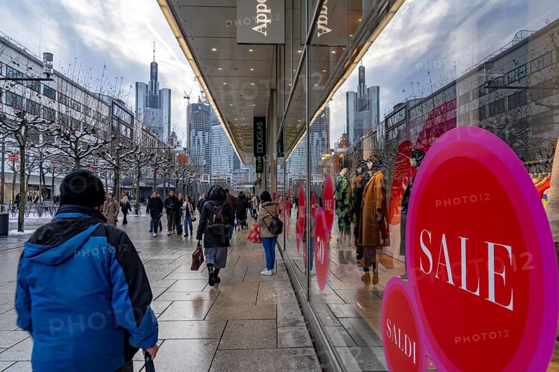 Zeil shopping street, pedestrian zone, winter weather, city centre skyline, sale, banking district, people shopping, Frankfurt am Main, Hesse, Germany, Europe