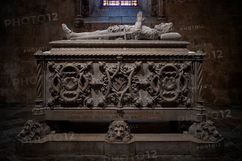 Interior view, tomb of the poet LuÃ­s de CamÃµes, monastery church Igreja Santa Maria de Belém, Hieronymite monastery Mosteiro dos Jeronimos, also Mosteiro de Belém, Belém, Lisbon, Portugal, Europe