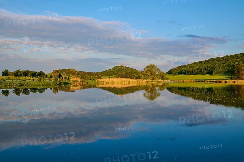 Lake with reflection in spring with castle at sunset, Veste Wachsenburg, Amt Wachsenburg, Drei Gleichen, Ilm-Kreis, Thuringia, Germany, Europe