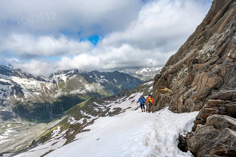 Two mountaineers on a hiking trail in the snow, ascent to the Schönbichler Horn, Berliner Höhenweg, Zillertal Alps, Tyrol, Austria, Europe