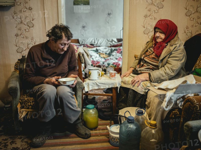 Varvara, 85, and her son Leonid, 56. Leonid looks after his mother, who is in need of care. She herself, Leonid and his brother live off the old woman's small pension. In Borshchivka, people only survive thanks to humanitarian aid, the front is only a few kilometres away as the crow flies, Borshchivka, Raion Isjum, Kharkiv Oblast, Ukraine, Europe