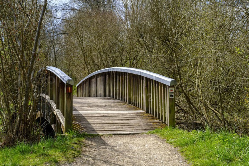 Hiking trail that crosses a bridge over the GroÃŸe Lauter in the estuary near Lauterach, Munderkingen, Swabian Alb, Baden-Württemberg, Germany, Europe
