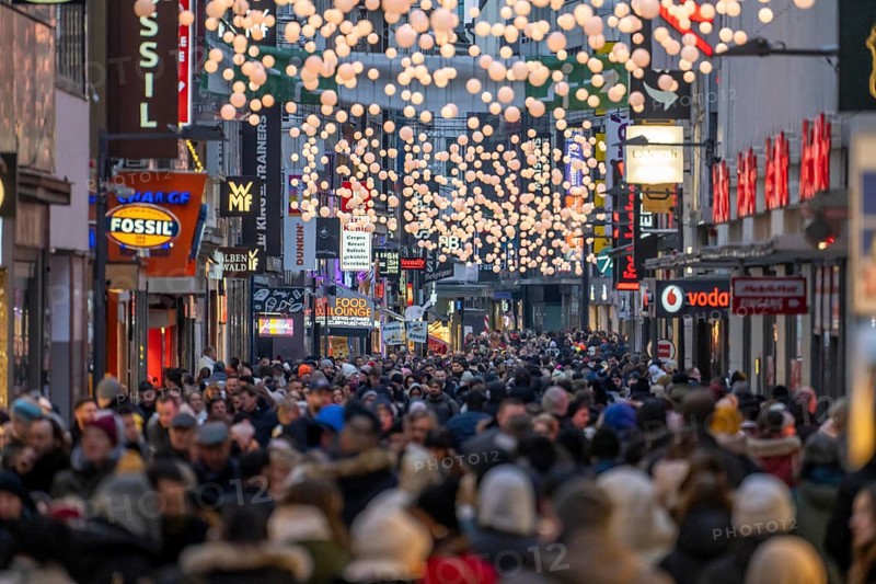 Sunday shopping in Cologne city centre, Hohe StraÃŸe, 1st Advent weekend, crowded shopping street, North Rhine-Westphalia, Germany, Europe