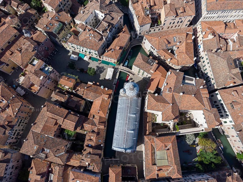 Marmor verkleidete Kirche Santa Maria dei Miracoli, im Sestiere Cannaregio, Drohnenaufnahme, Venedig, Veneto, Italien