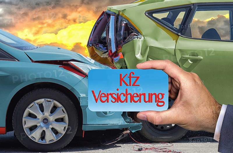 Symbolic image, traffic accident, rear-end collision, car, crash, car insurance, consequential costs, loss of earnings, consequences of an accident, workshop, repair, police, court, causes of accident, damage report, high repair costs, hire car, amount of money, Germany, international, Europe