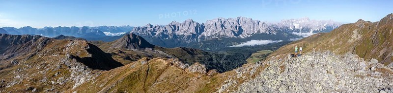 Two hikers, Alpine panorama, Carnic High Trail, view from the Carnic main ridge to the Sesto Dolomites, Carnic Alps, Carinthia, Austria, Europe