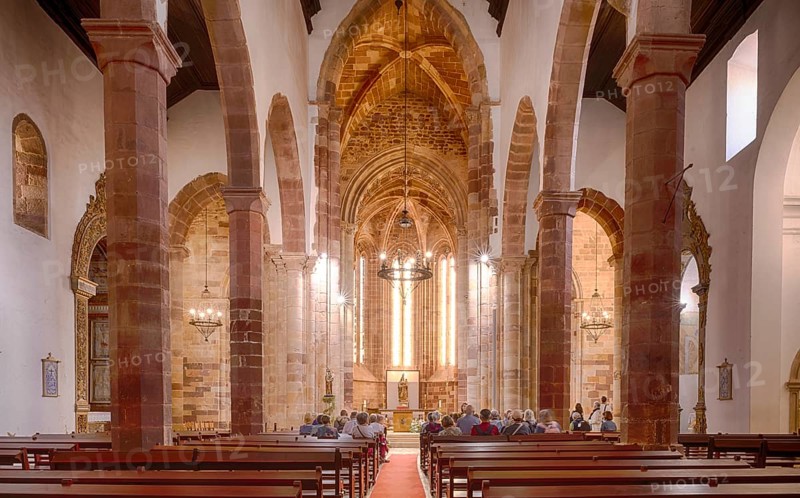 Interior view cathedral, Sé Catedral de Silves, nave, choir area, altar, visitor group, visitor, guided tour, Silves, Algarve, Portugal, Europe