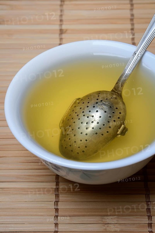 Green Sencha tea, preparation with teaspoon