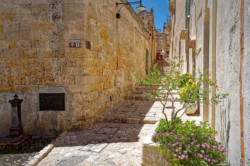 Paths and corridors in the tuff of the Sassi Barisano in the cave town of Matera. The cave settlements, Sassi, are a UNESCO World Heritage Site. Matera, Basilicata, Southern Italy, Southern Europe