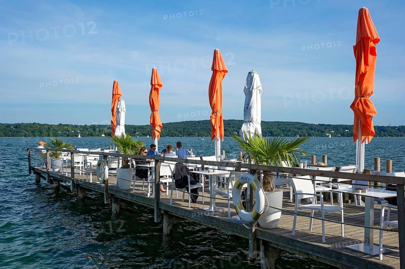 Old jetties with dining tables, lakeside restaurant, former Undosa wave pool, now H'ugo's Beach Club restaurant and bar, Hugos, lakeside promenade, Starnberg, Lake Starnberg, Upper Bavaria, Bavaria, Germany, Europe