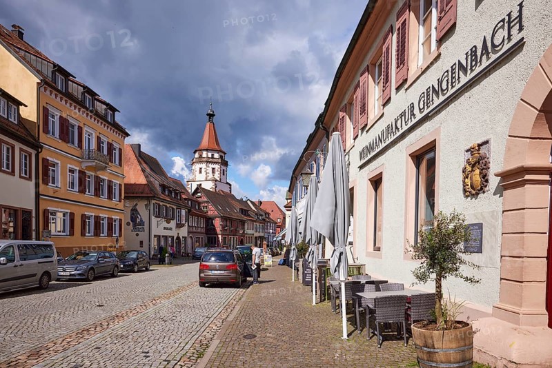 Niggelturm, houses outside the restaurant and wine bar Winzerstüble on the main street in rainy weather in Gengenbach, Black Forest, Ortenaukreis, Baden-Württemberg, Germany, Europe