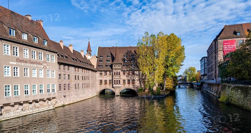 Heilig-Geist-Spital and river Pegnitz, in autumn, Old Town, Nuremberg, Middle Franconia, Bavaria, Germany, Europe