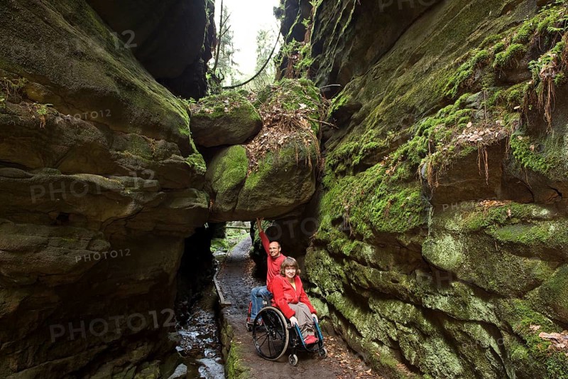 Wheelchair user in Uttewalder Grund at the rock gate