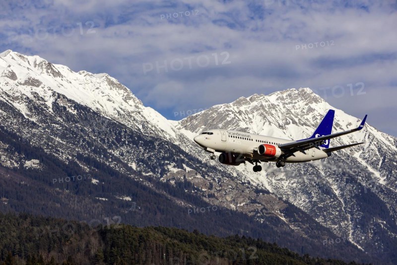 SAS Scandinavian Airlines aircraft, Boeing 737-800, approaching Innsbruck Kranebitten Airport, snow-covered mountains of the Alps, Innsbruck, Tyrol, Austria, Europe