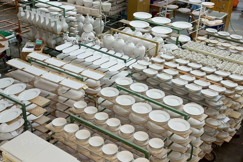 Porcelain tableware in production