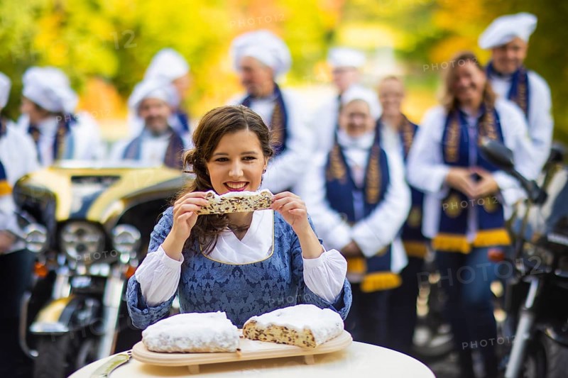 17-year-old bakery apprentice Lisa Zink is Dresden's new Stollen Girl. Her inauguration at Eckberg Castle was celebrated with a biker parade, in which Dresden bakers presented themselves on their own motorbikes. The new Stollen Girl rode up in front of the castle as a pillion passenger on a Harley-Davidson Stollen cutting with the Stollen knife