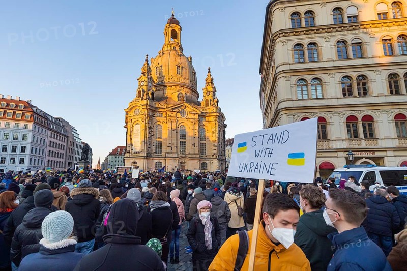 In Dresden, about 3, 000 people gathered on Neumarkt in front of the Church of Our Lady. On posters and banners they demanded, among other things, Stop the War and Freedom for Ukraine and expressed their solidarity with the people in Ukraine