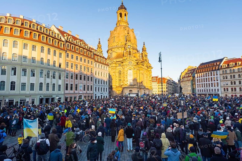 In Dresden, about 3, 000 people gathered on Neumarkt in front of the Church of Our Lady. On posters and banners they demanded, among other things, Stop the War and Freedom for Ukraine and expressed their solidarity with the people in Ukraine