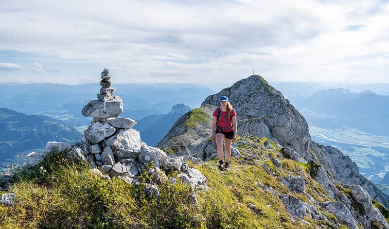 Mountaineer on a ridge path, traversing the Hackenköpfe, behind summit, Scheffauer, rocky mountains of the Kaisergebirge, Wilder Kaiser, Kitzbühler Alps, Tyrol, Austria, Europe
