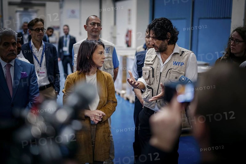 Annalena Baerbock (Buendnis 90 Die Gruenen), Bundesaussenministerin, besucht ein Lager des UN World Food Programme in Dubai im Rahmen des COP28 besuchs in Dubai, 10.12.2023