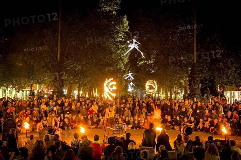 Due to the pandemic, the Schaubudensommer 2021 was moved to the more spacious main street in Dresden's new town. Here, international artists enchanted their audiences. closing fire show with the Irrwisch Theatre (AUT) LoÃŸt's es brennan!